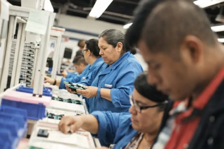 Personas trabajadoras participando en votación y revisión de contratos colectivos Querétaro bajo democracia sindical