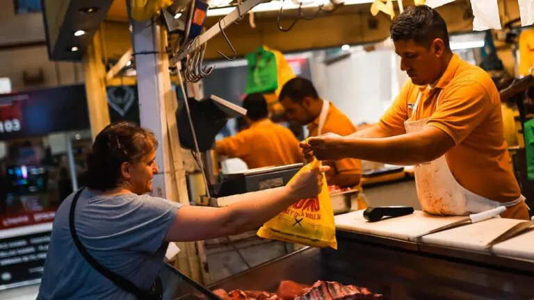 salario mínimo en Argentina frente al alto costo de vida con familias analizando gastos y economía doméstica en 2026