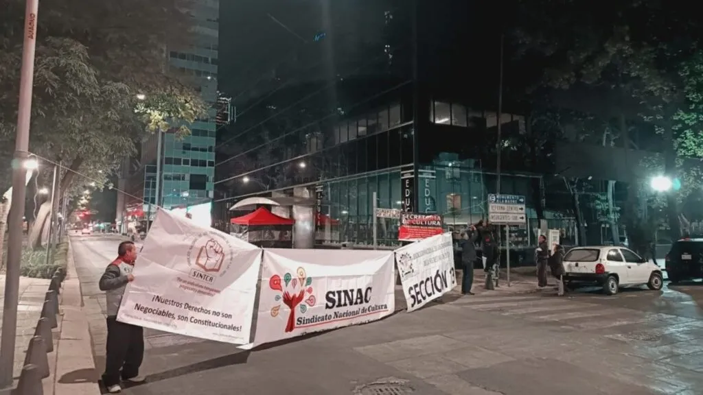 Trabajadores sindicalizados frente a oficinas gubernamentales durante protesta en la Secretaría de Cultura