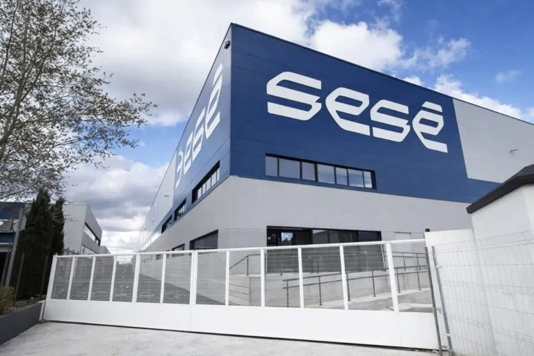 Trabajadores en Puebla protestando contra cuotas sindicales en conflicto laboral