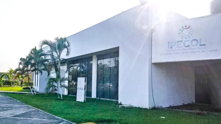 Trabajadores sindicalizados protestando por adeudo al Ipecol y riesgo en pensiones en Colima frente a edificio gubernamental