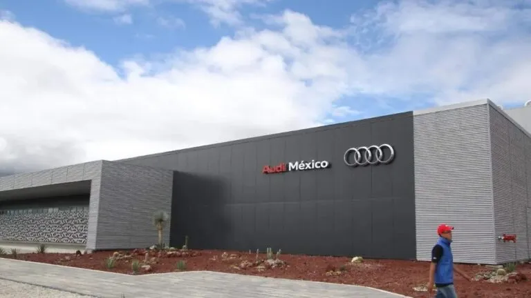 Trabajadores del sindicato de Audi en planta de Puebla tras disolución del gremio minoritario y reconfiguración sindical