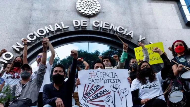 Integrantes del sindicato de científicos en México durante protesta por reconocimiento laboral y derechos de investigadores