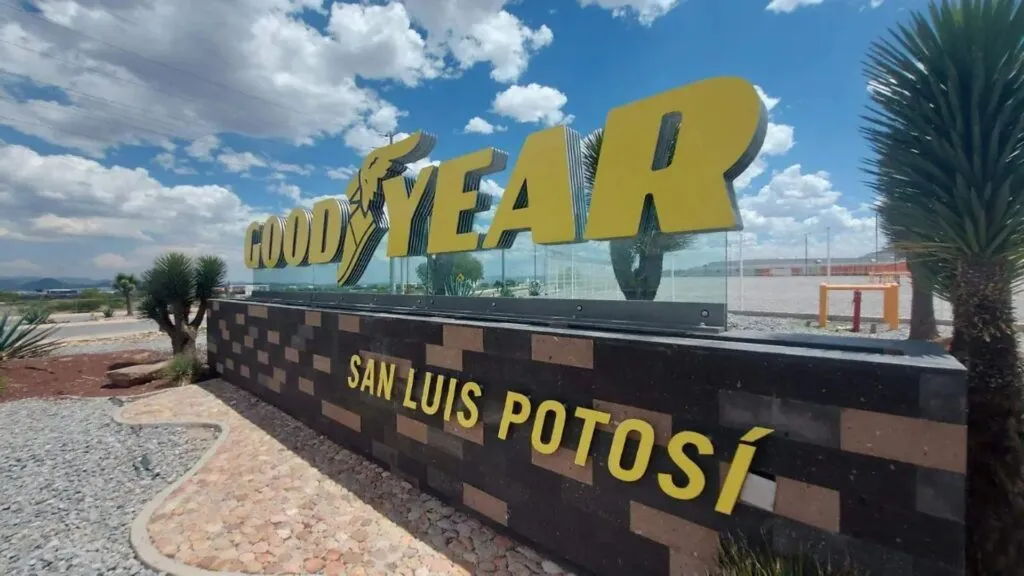 Trabajadores frente a planta industrial que representa el conflicto del sindicato de Goodyear en San Luis Potosí