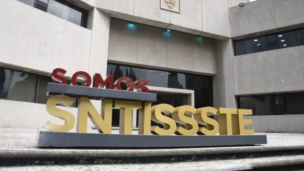 Integrantes del sindicato de ISSSTE reunidos en congreso sindical discutiendo estatutos y decisiones internas de la organización