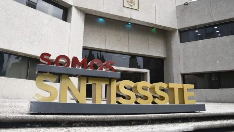 Integrantes del sindicato de ISSSTE reunidos en congreso sindical discutiendo estatutos y decisiones internas de la organización