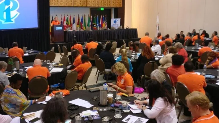 Docentes participando en una capacitación del sindicato de profesores en Estados Unidos sobre derechos laborales y temas educativos