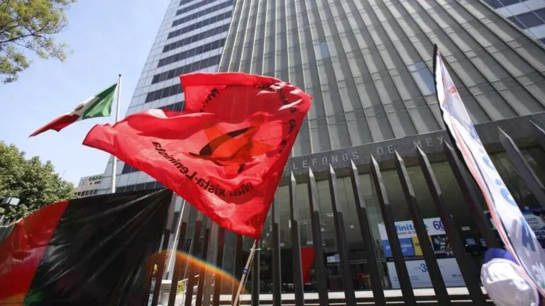Integrantes del sindicato de telefonistas reunidos en asamblea discutiendo liderazgo sindical y democracia laboral en México