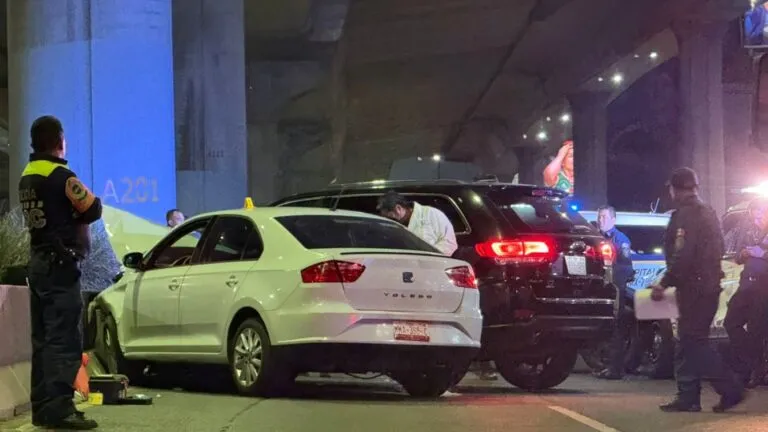 Dirigentes y trabajadores del sindicato de Issste tras la cancelación del congreso nacional por el asesinato de un ex dirigente sindical