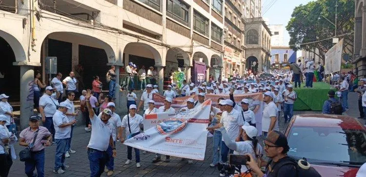 Marcha de sindicatos Cuernavaca contra reforma al servicio civil en Morelos por derechos laborales y diálogo con autoridades