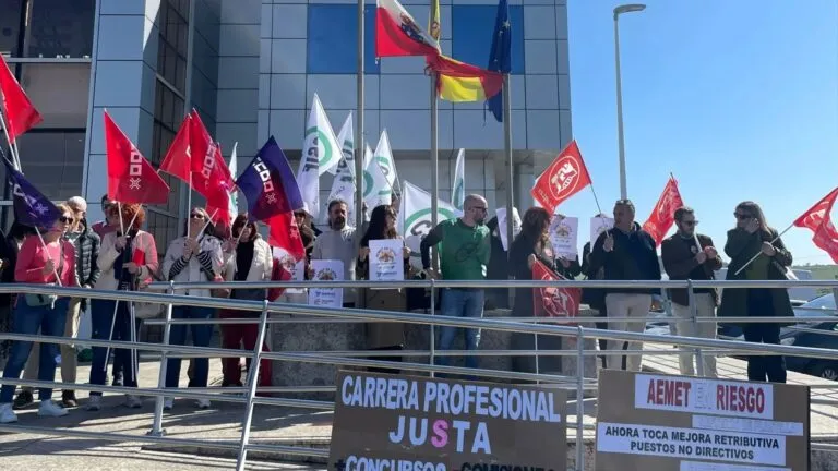 Trabajadores y sindicatos de Aemet protestan en Madrid por mejoras laborales y huelga en Semana Santa