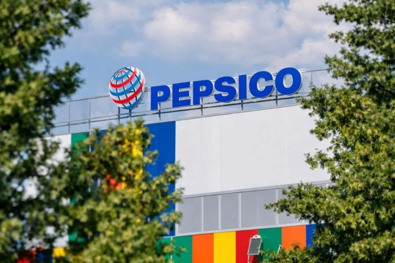 Representantes sindicales con empleados de PepsiCo tras acuerdo ERE mejora compensaciones España