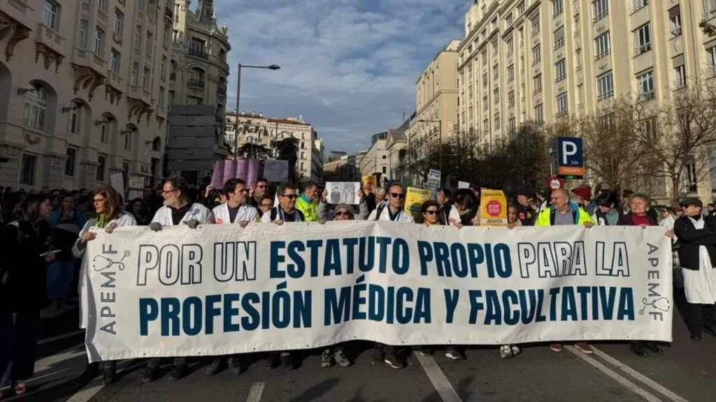 sindicatos médicos protestando por mejores condiciones laborales en hospitales de España