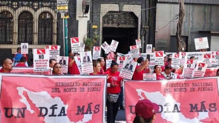 Sindicatos Puebla respaldan huelga del Monte de Piedad con protesta por derechos laborales y contrato colectivo