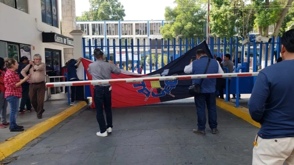 Docentes del STAUACh en huelga con banderas rojinegras en la Universidad Autónoma Chapingo tras suspensión de actividades