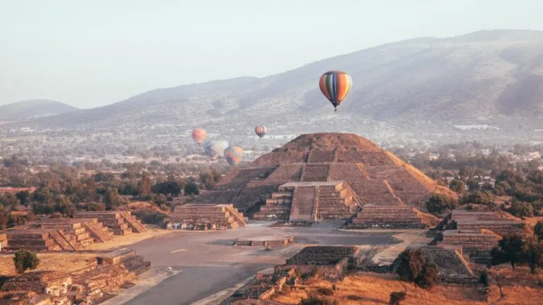 Trabajadores y custodios en la zona arqueológica de Teotihuacan con visitantes reflejando la falta de personal y vigilancia