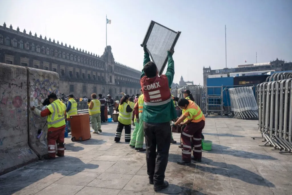Trabajadores de CDMX restauran el Zócalo tras el 8M con limpieza