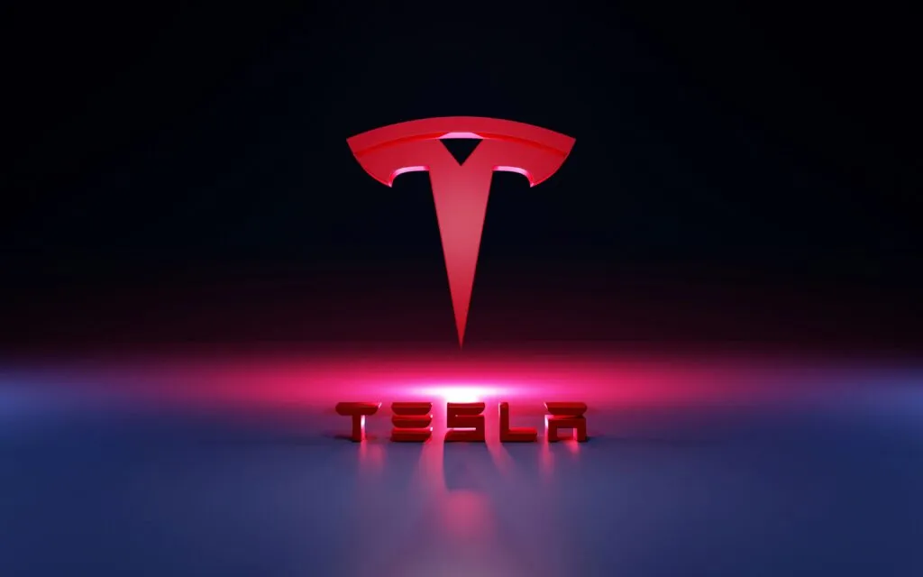 Trabajadores reunidos frente a la planta de Tesla en Berlín con pancartas de IG Metall exigiendo mejoras laborales