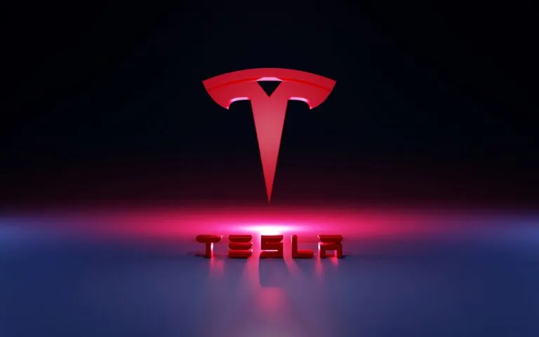 Trabajadores reunidos frente a la planta de Tesla en Berlín con pancartas de IG Metall exigiendo mejoras laborales