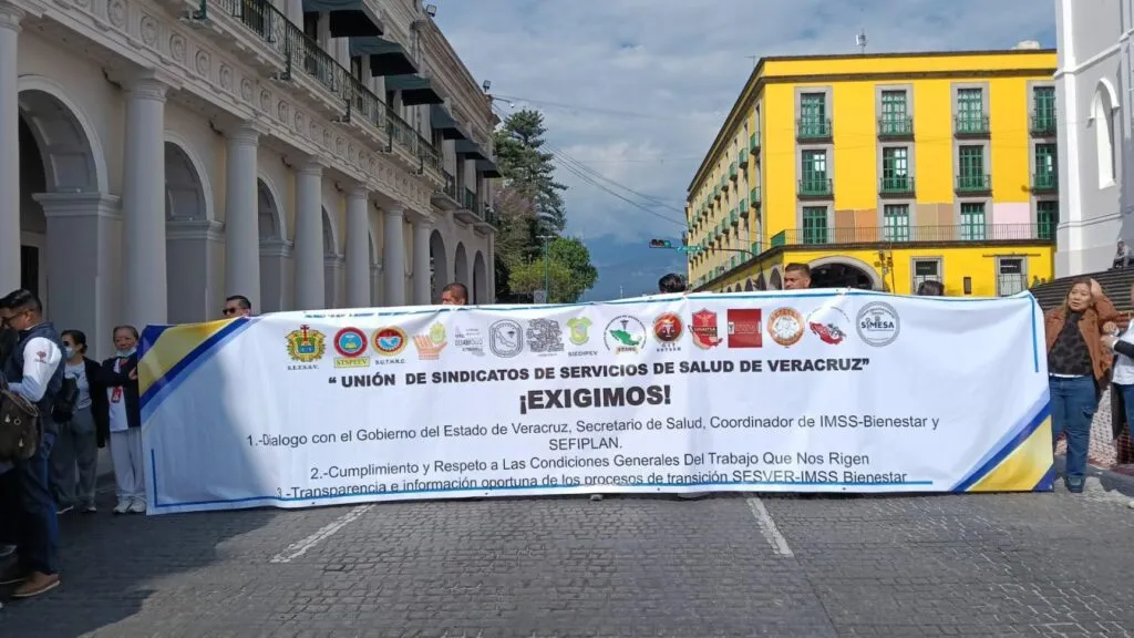 trabajadores del sector salud protestando por transición a IMSS Bienestar en Veracruz