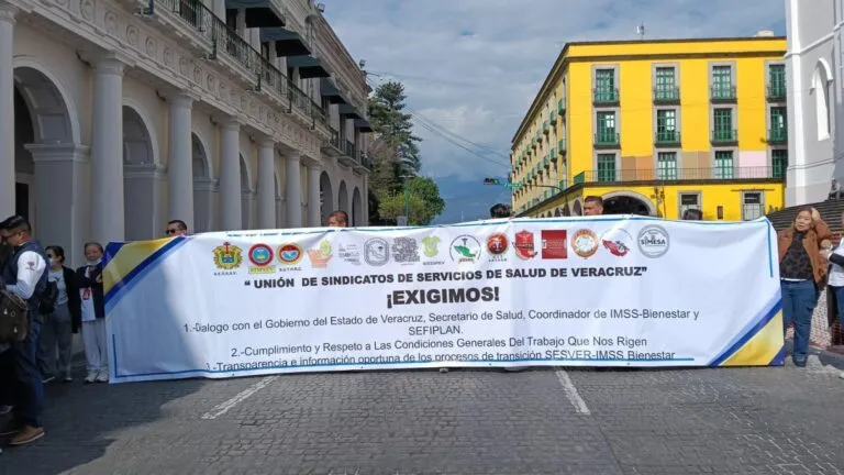 trabajadores del sector salud protestando por transición a IMSS Bienestar en Veracruz