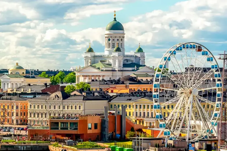 Profesionales caminando en Helsinki reflejan el atractivo del trabajo en Finlandia por su equilibrio laboral y calidad de vida