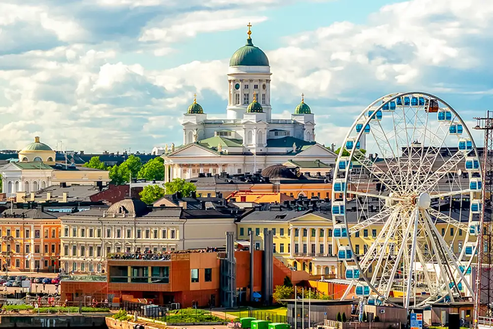 Profesionales caminando en Helsinki reflejan el atractivo del trabajo en Finlandia por su equilibrio laboral y calidad de vida
