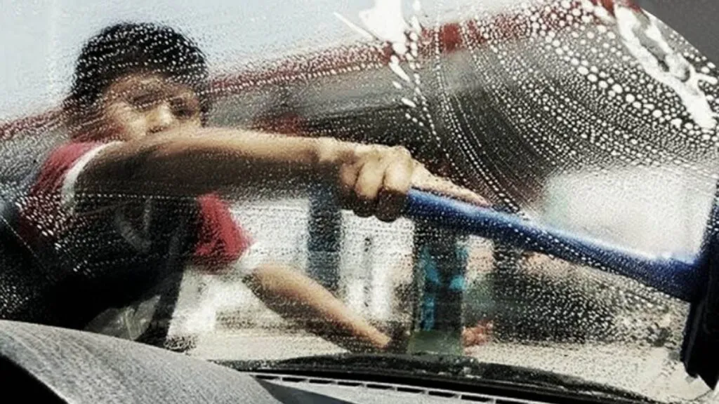 Niña trabajando en un entorno urbano precario que refleja el problema del trabajo infantil en México vinculado a pobreza y desigualdad social