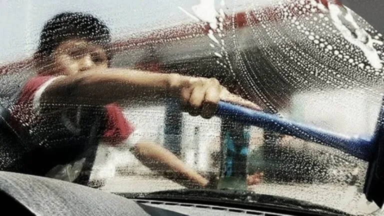 Niña trabajando en un entorno urbano precario que refleja el problema del trabajo infantil en México vinculado a pobreza y desigualdad social