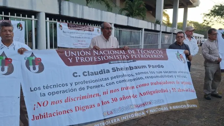 Trabajadores de la unión de petroleros manifestándose frente a instalaciones de Pemex por aumento salarial y derechos laborales