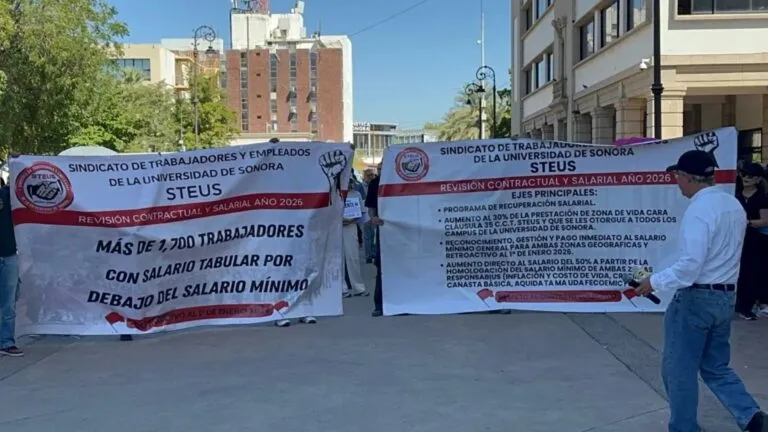 Trabajadores de la Universidad de Sonora en marcha sindical por demandas salariales frente a instalaciones universitarias