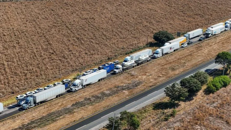 bloqueo nacional en México con carreteras afectadas y transporte detenido