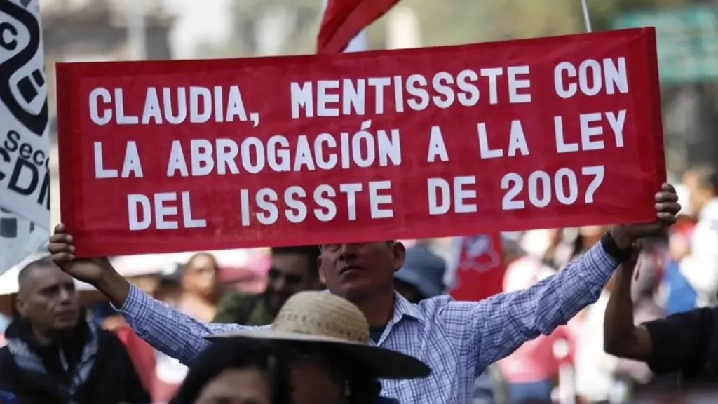 CNTE en marcha nacional con docentes protestando por aumento salarial y mejoras laborales en México
