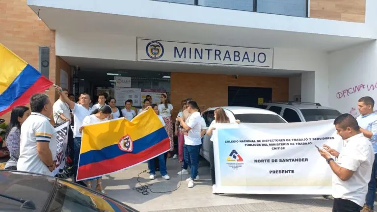 beneficios a sindicatos en Colombia con trabajadores organizados en reunión laboral y debate sobre reforma del gobierno