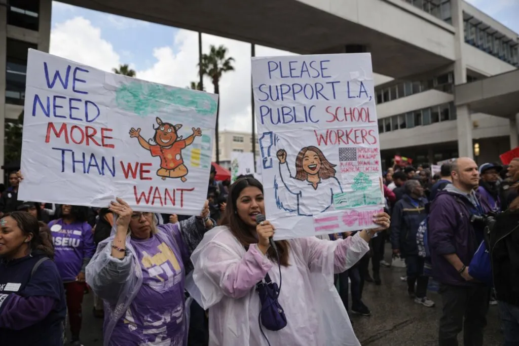 Trabajadores educativos en huelga en Los Ángeles protestan por salarios y condiciones laborales en escuelas públicas