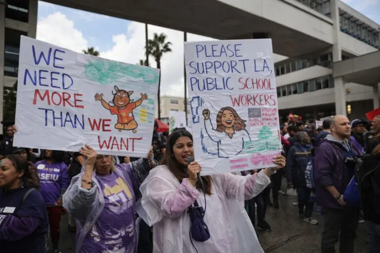 Trabajadores educativos en huelga en Los Ángeles protestan por salarios y condiciones laborales en escuelas públicas