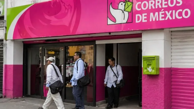 Trabajadores del servicio postal durante protesta por paro nacional Correos de México y demandas laborales
