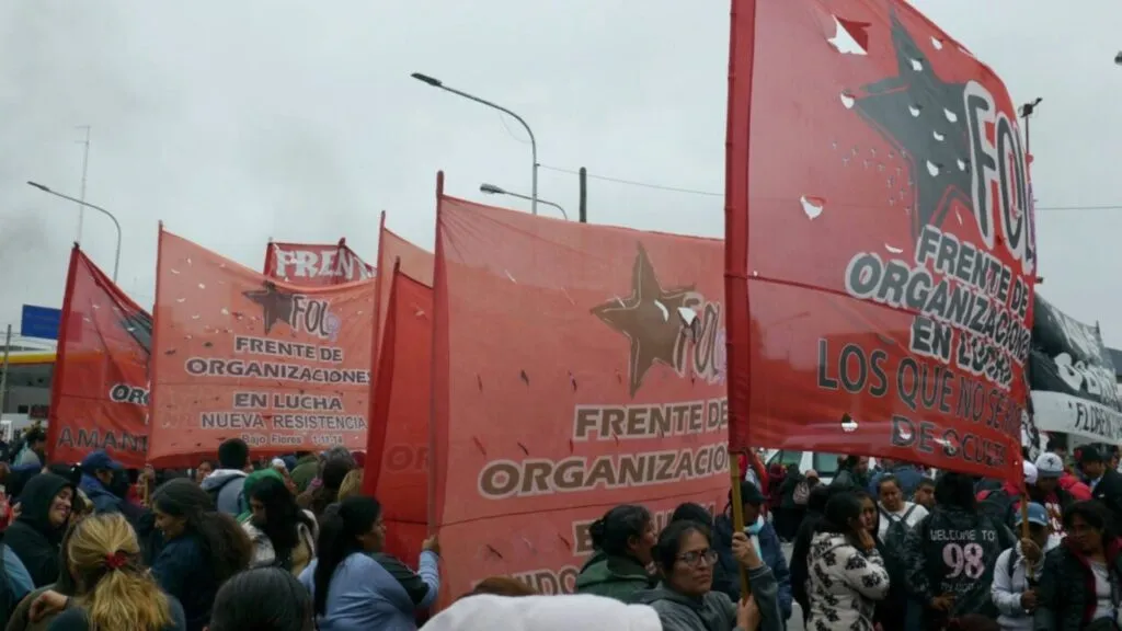 protestas en Argentina con bloqueos y manifestaciones en avenidas principales por eliminación de programa social