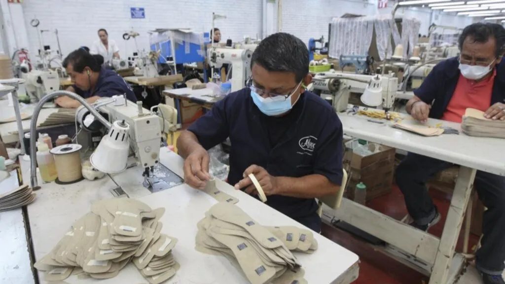 diálogo sindical en México con representantes empresariales y trabajadores en mesa de negociación para mejorar empleo