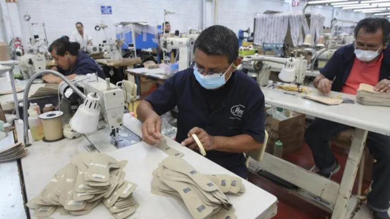 diálogo sindical en México con representantes empresariales y trabajadores en mesa de negociación para mejorar empleo