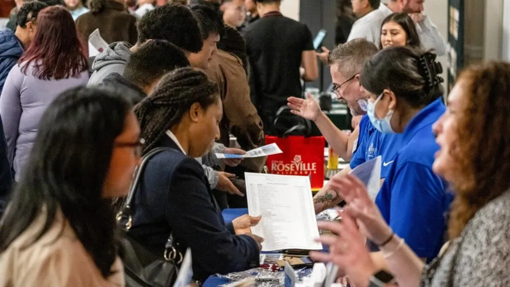 subsidio por desempleo en Estados Unidos con trabajadores y análisis del mercado laboral y estabilidad en empleo