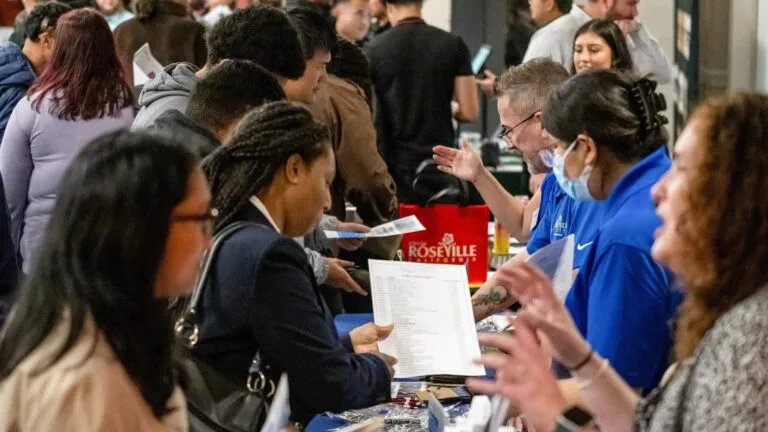 subsidio por desempleo en Estados Unidos con trabajadores y análisis del mercado laboral y estabilidad en empleo
