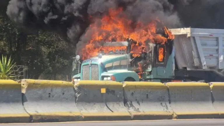 sindicatos enfrentados con vehículos incendiados en autopista México-Puebla por disputa de obra federal