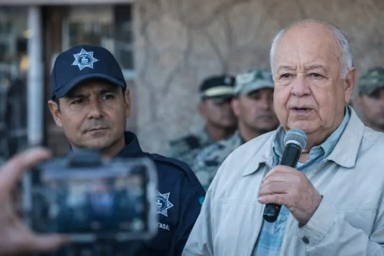 negociación salarial de burócratas en Baja California Sur durante diálogo entre gobierno y sindicato