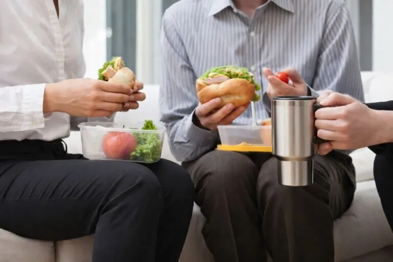 trabajadores en México ejercen su derecho a comer en horario laboral durante jornada con descanso legal