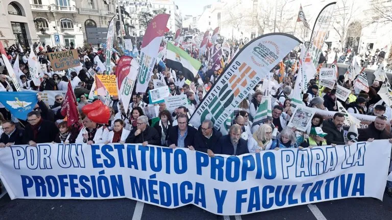 huelga de médicos en España con profesionales sanitarios en protesta por condiciones laborales y negociación con Sanidad