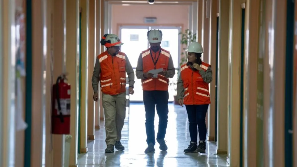mina chilena Sierra Gorda con trabajadores y operación de cobre