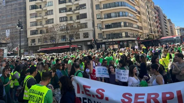 paro docente en Valencia con protestas de profesores y conflicto educativo