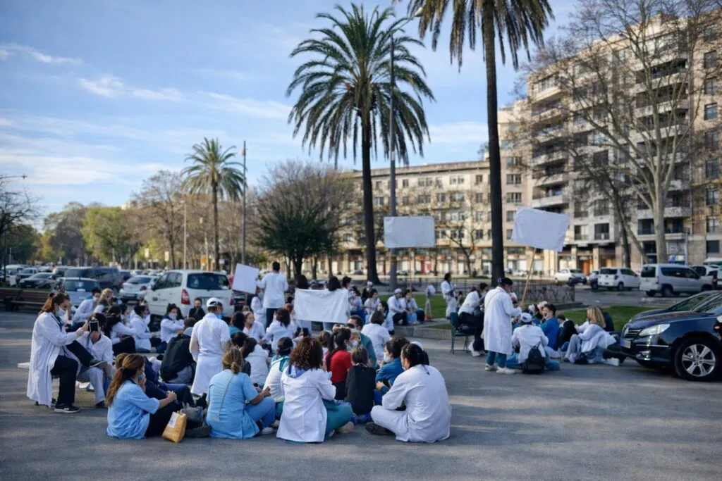 Sanidad y sindicatos médicos en España negocian sin acuerdo en conflicto laboral sanitario