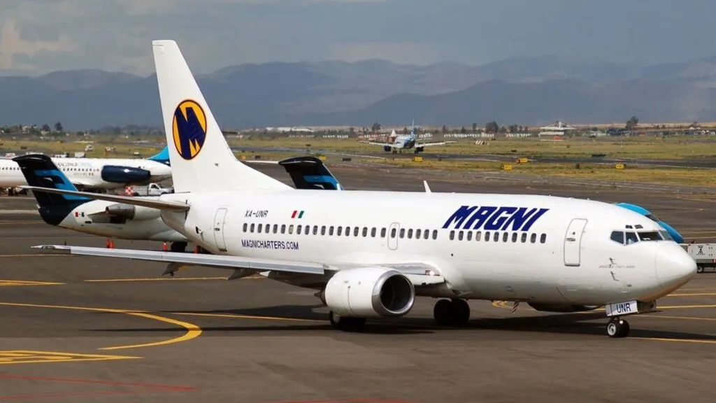 Magnicharters con aviones detenidos en aeropuerto por conflicto laboral y emplazamiento a huelga en México